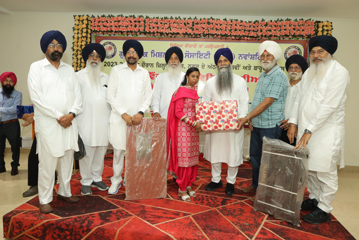 Guru Nanak Mission Service Society presents sewing machine to needy women